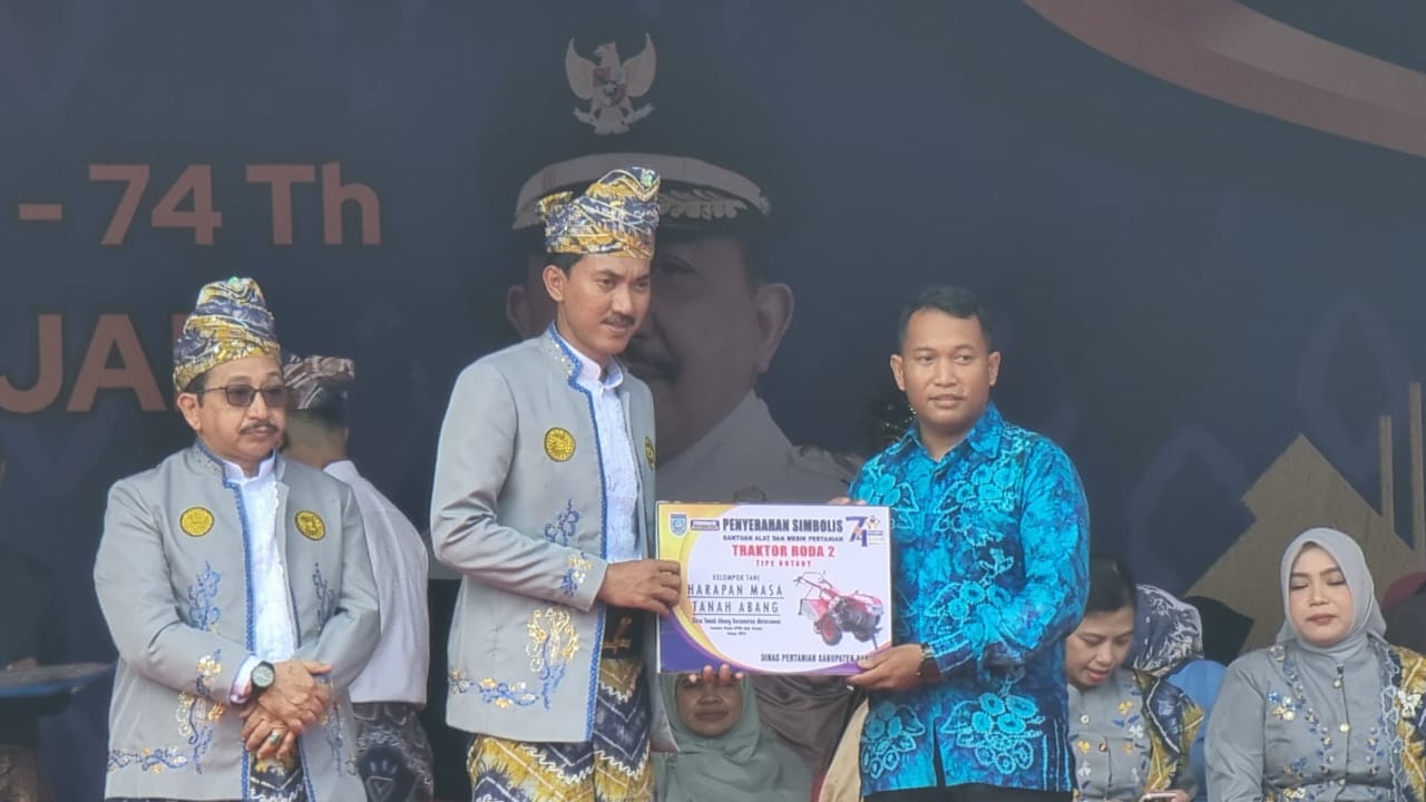 Hari Jadi Kabupaten Banjar, Kelompok Tani Harapan Masa Tanah Abang menerima bantuan traktor roda dua